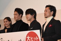 「悪と仮面のルール」初日舞台挨拶の様子。