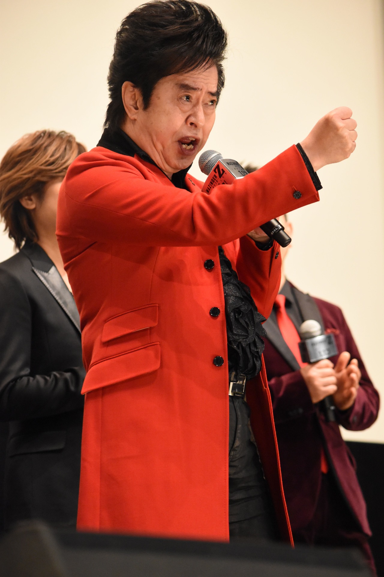 「マジンガーZ」を熱唱する水木一郎。