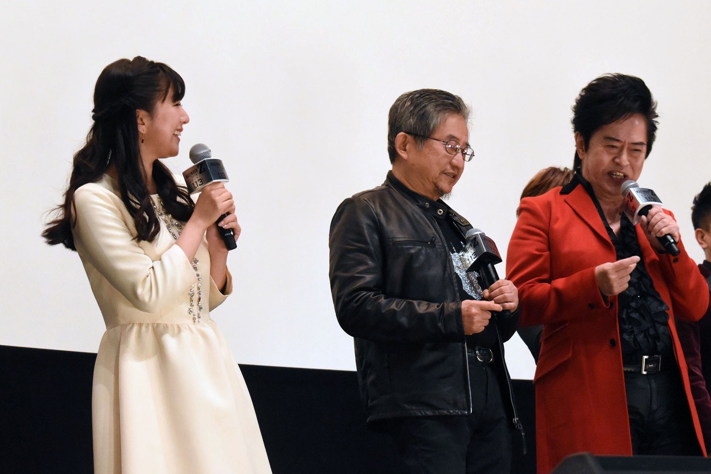 曲に合わせて一緒にリズムを取る水木一郎（右）と永井豪（中央）。