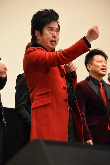 「マジンガーZ」を熱唱する水木一郎。