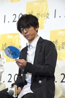 心理テスト用の札を見つめる高橋一生。