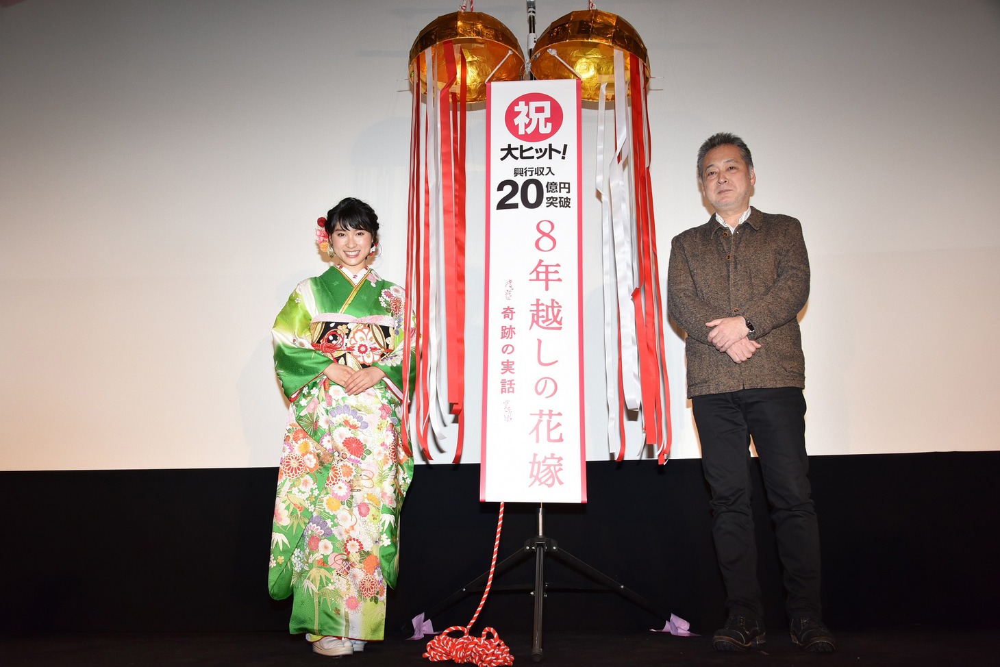 「8年越しの花嫁 奇跡の実話」大ヒット御礼舞台挨拶の様子。左から土屋太鳳、瀬々敬久。