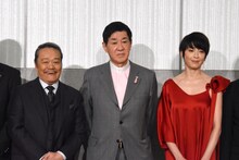 左から西田敏行、岡田裕介、宮沢りえ。