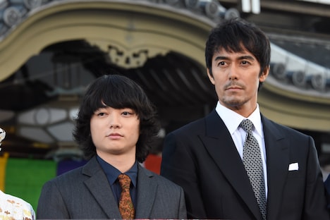 左から染谷将太、阿部寛。
