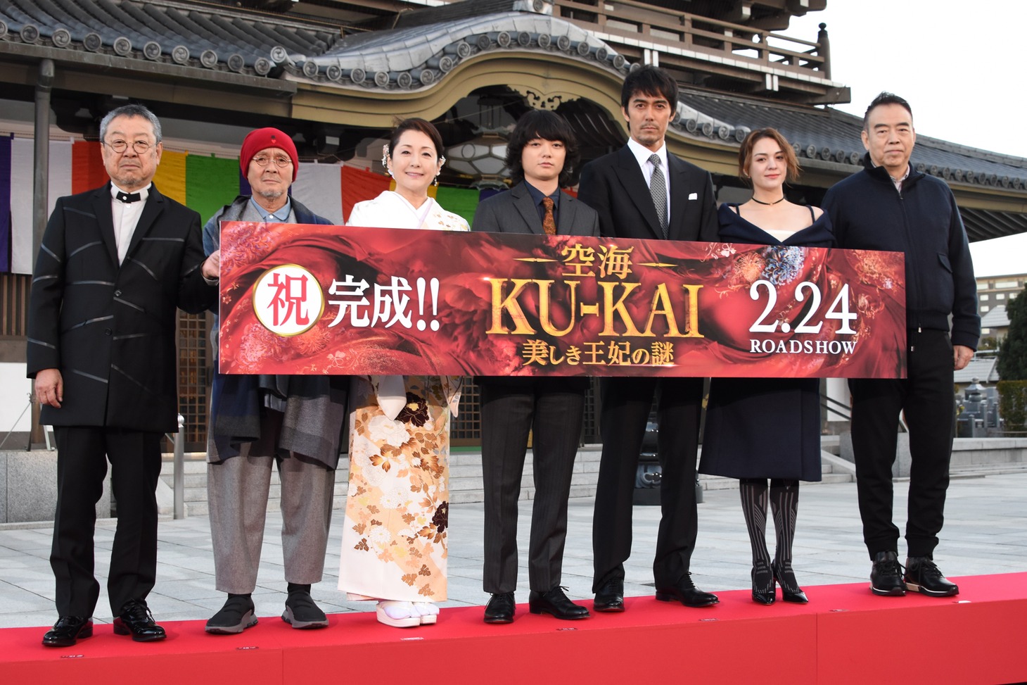 「空海―KU-KAI― 美しき王妃の謎」完成報告＆大ヒット祈願イベントの様子。左から夢枕獏、火野正平、松坂慶子、染谷将太、阿部寛、チャン・ロンロン、チェン・カイコー。