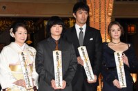 左から松坂慶子、染谷将太、阿部寛、チャン・ロンロン。