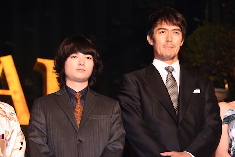 左から染谷将太、阿部寛。
