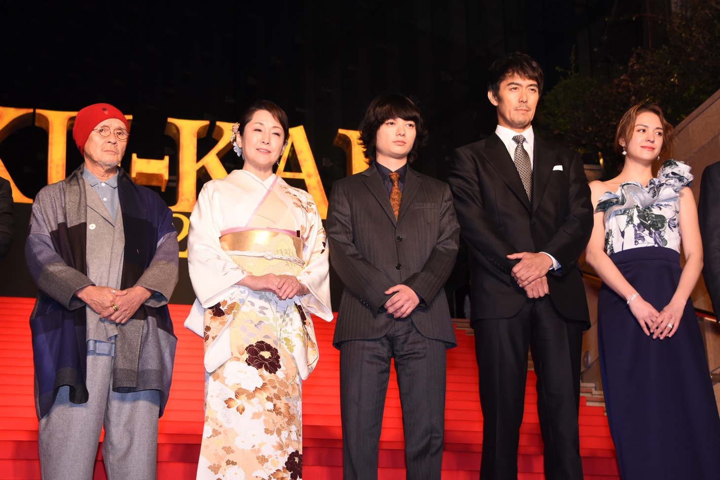 左から火野正平、松坂慶子、染谷将太、阿部寛、チャン・ロンロン。