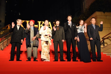 左から夢枕獏、火野正平、松坂慶子、染谷将太、阿部寛、チャン・ロンロン、チェン・カイコー。