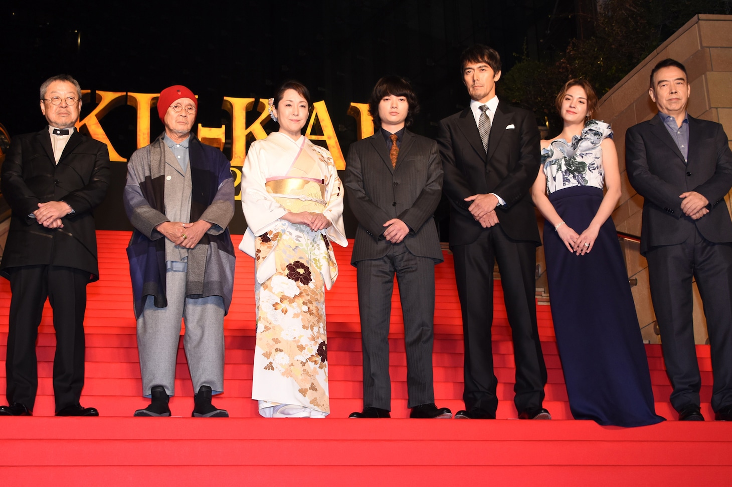 「空海―KU-KAI― 美しき王妃の謎」レッドカーペットイベントの様子。左から夢枕獏、火野正平、松坂慶子、染谷将太、阿部寛、チャン・ロンロン、チェン・カイコー。