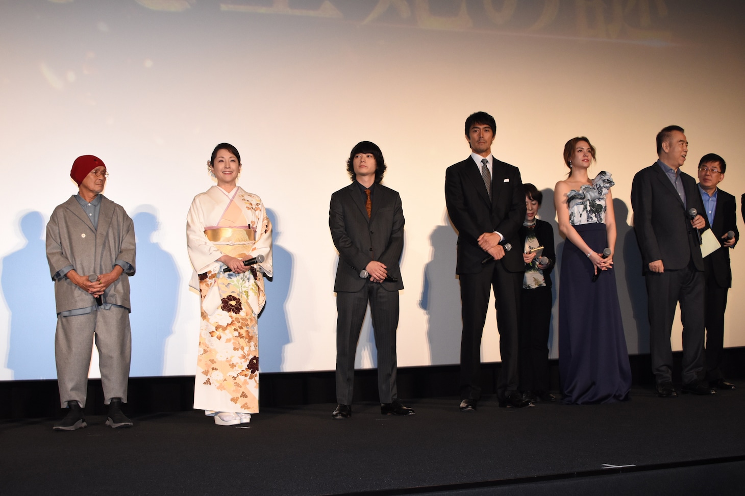 「空海―KU-KAI― 美しき王妃の謎」ジャパンプレミアの様子。左から火野正平、松坂慶子、染谷将太、阿部寛、チャン・ロンロン、チェン・カイコー。