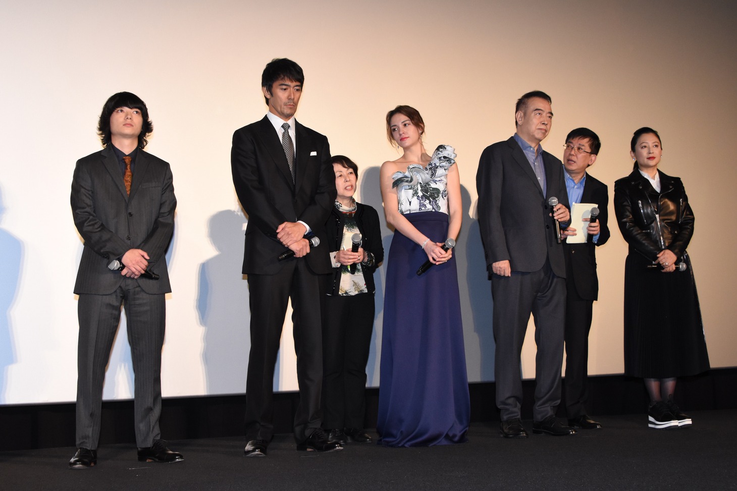左から染谷将太、阿部寛、チャン・ロンロン、チェン・カイコー、チェン・ホン。