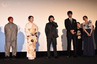 左から火野正平、松坂慶子、染谷将太、阿部寛、チャン・ロンロン。