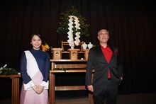 「巫女っちゃけん。」新春バチ祓い完成披露上映会の様子。左から広瀬アリス、グ スーヨン。