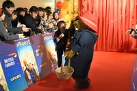 マーマレードの瓶を落としたことにショックを受けるパディントン。