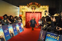 去り際にポーズを取るパディントン。