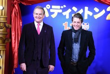 左からヒュー・ボネヴィル、ヒュー・グラント。