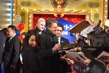 ヒュー・グラント（中央）