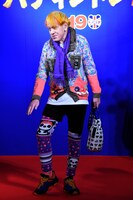 ファッションのポイントを観客に説明する、ゲストの志茂田景樹。