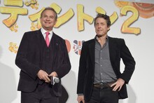 左からヒュー・ボネヴィル、ヒュー・グラント。