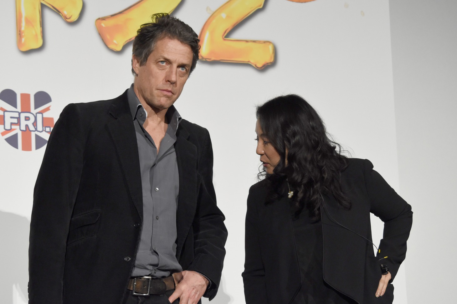 通訳がMCのコメントを訳すのを、熱心に聞くヒュー・グラント（左）。