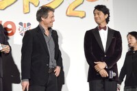 左からヒュー・グラント、斎藤工。