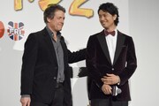 左からヒュー・グラント、斎藤工。