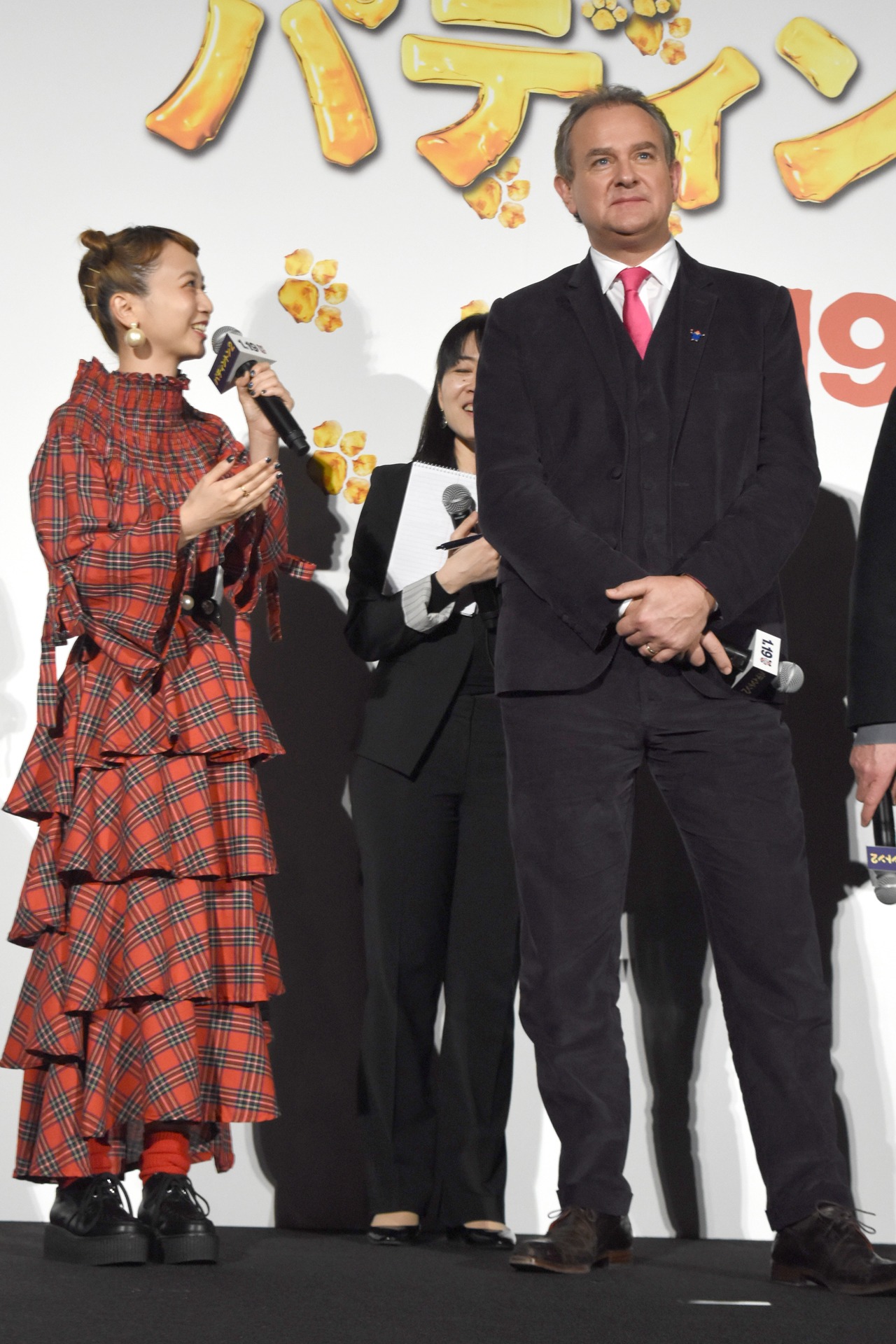 左から三戸なつめ、ヒュー・ボネヴィル。