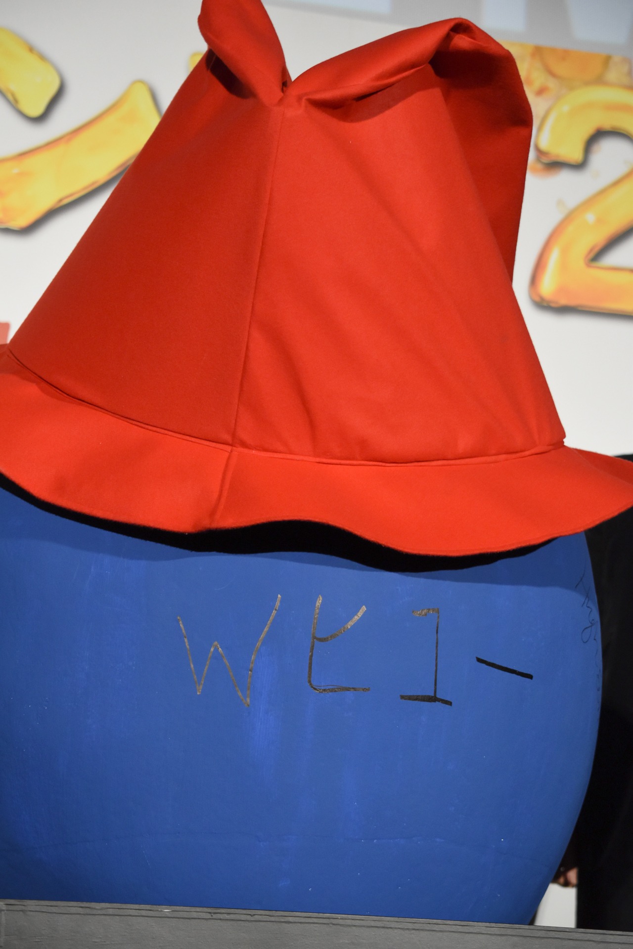 ヒュー・ボネヴィルとヒュー・グラントが入れたサイン。