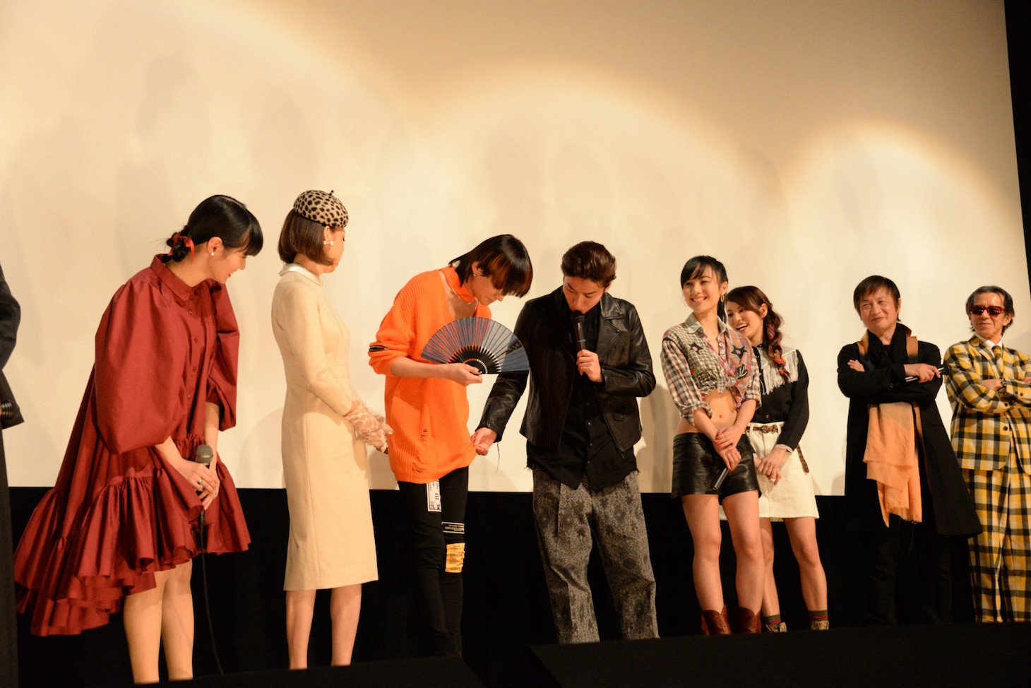 三浦涼介（中央左）の衣装を、武田航平（中央右）がめくろうとする様子。