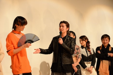 三浦涼介(左)を褒めたたえる武田航平(中央)。