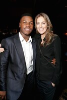 ジョン・ボイエガ（左）とキャスリン・ビグロー（右）。