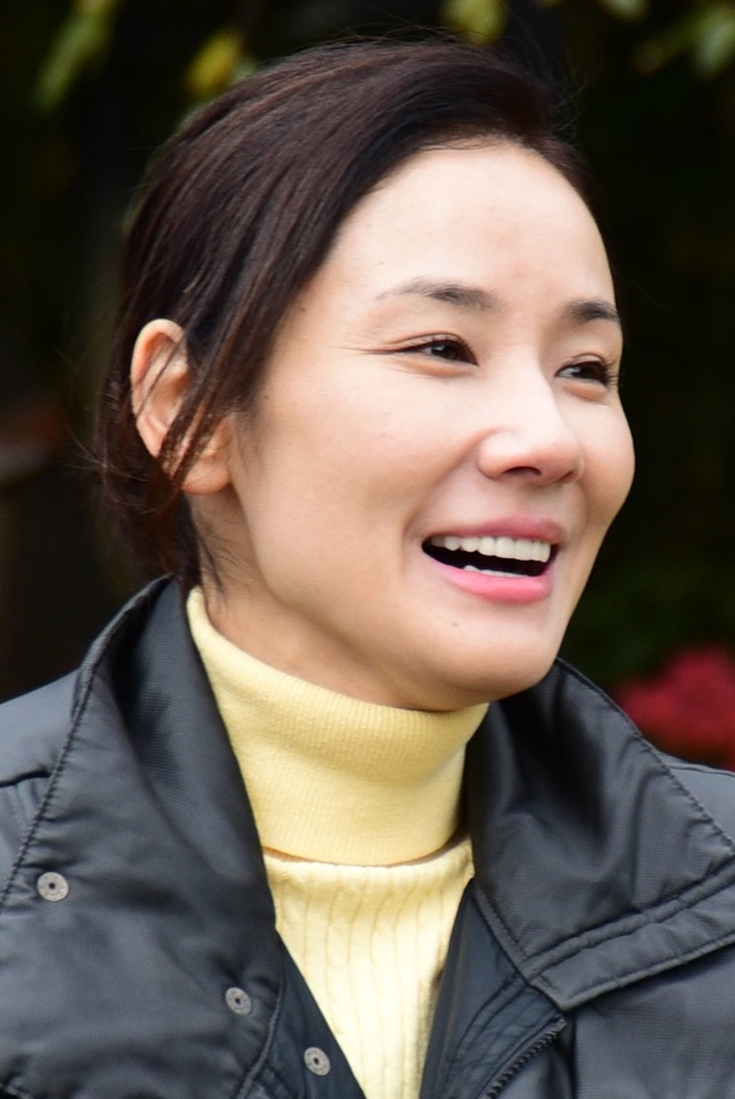花崎礼子役の吉田羊。