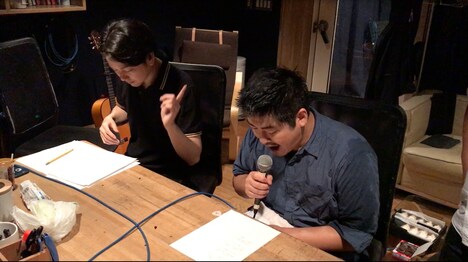 劇中歌「もっともかわいいマーダーはサニー」収録時のメイキングカット。