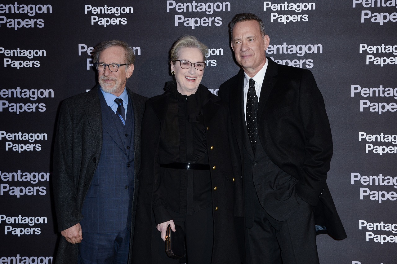「ペンタゴン・ペーパーズ／最高機密文書」パリプレミアの様子。左からスティーヴン・スピルバーグ、メリル・ストリープ、トム・ハンクス。