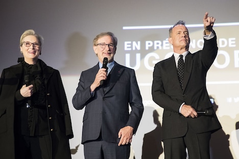 左からメリル・ストリープ、スティーヴン・スピルバーグ、トム・ハンクス。