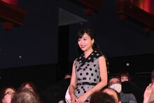 人工降雪機による雪の中登場した北原里英。