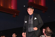 人工降雪機による雪の中登場したピエール瀧。