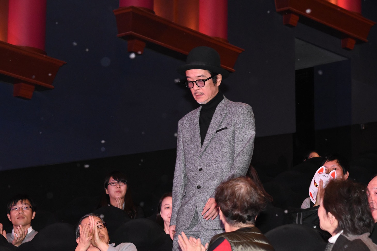 人工降雪機による雪の中登場したリリー・フランキー。