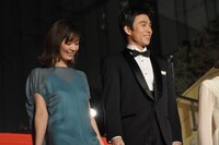 「今夜、ロマンス劇場で」ジャパンプレミアのレッドカーペットイベントにて、左から石橋杏奈、中尾明慶。
