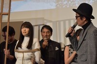 サニー人形を観察し、「うちにあるラブドールに似てる」と言うリリー・フランキー（右）。