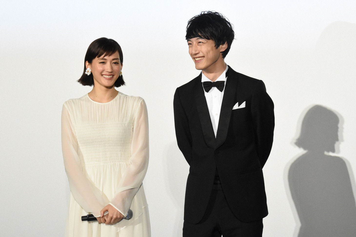 左から綾瀬はるか、坂口健太郎。