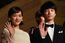「今夜、ロマンス劇場で」ジャパンプレミアのレッドカーペットイベントにて、左から綾瀬はるか、坂口健太郎。