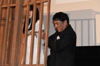 サニー人形を檻の中へ閉じ込めるピエール瀧。