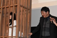 サニー人形を檻の中へ閉じ込めるピエール瀧。