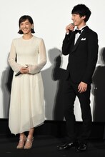 左から綾瀬はるか、坂口健太郎。