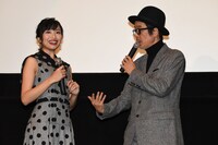 左から北原里英、リリー・フランキー。