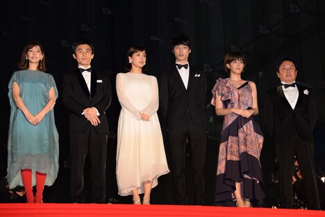 「今夜、ロマンス劇場で」ジャパンプレミアのレッドカーペットイベントにて、左から石橋杏奈、中尾明慶、綾瀬はるか、坂口健太郎、本田翼、武内英樹。