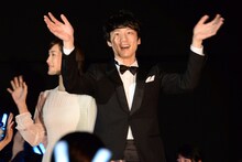 客席の間を通って入場する綾瀬はるか（奥）、坂口健太郎（手前）。