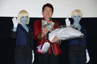 ささきいさお（中央）とガミラスガールズ。